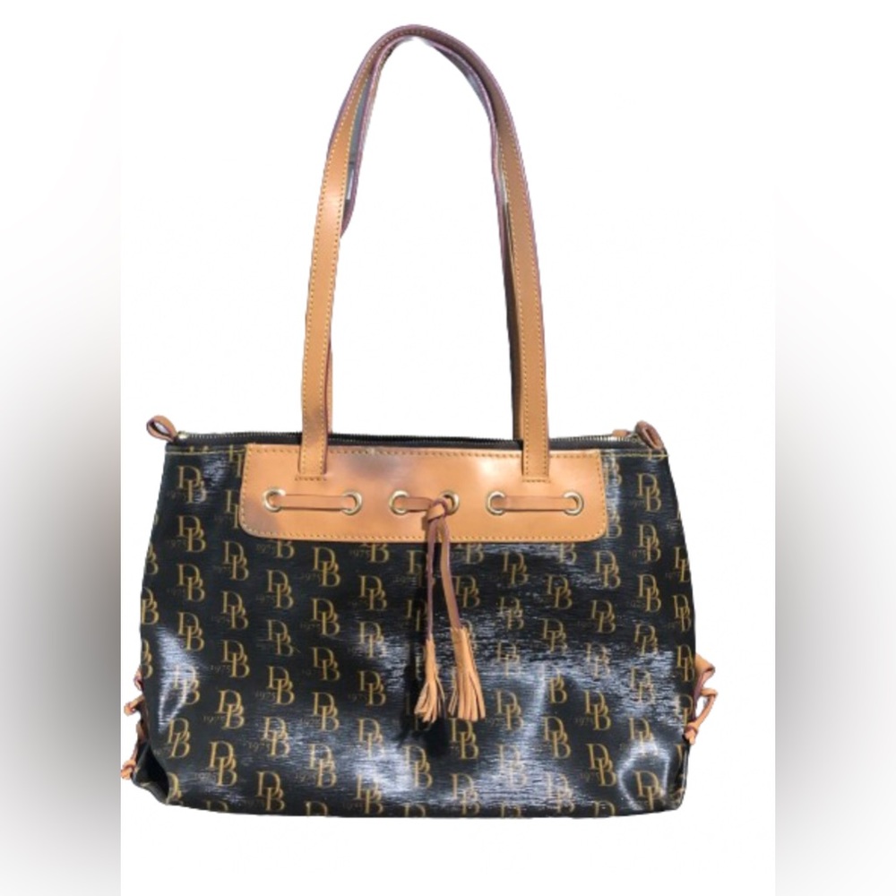 Dooney & Bourke shoulder bag. Brass hardwa…